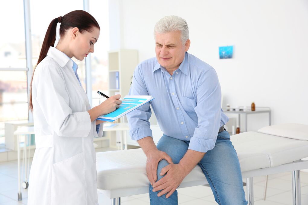 Un medic prescrie unui pacient tratamentul pentru artroza articulației genunchiului
